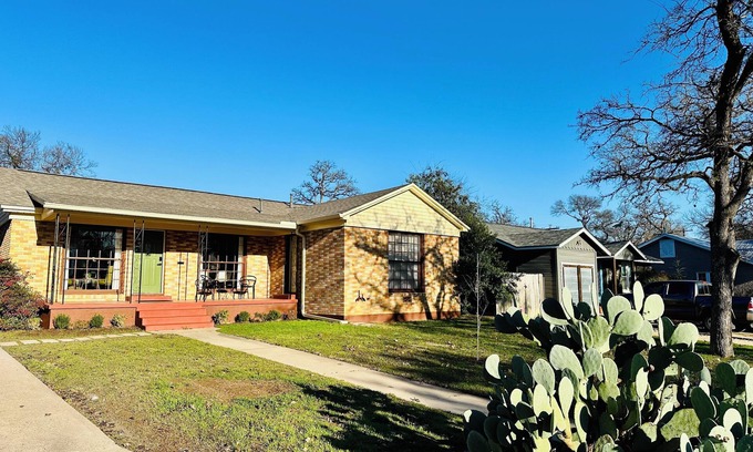 Mueller House | Stylish midcentury 2/1 house in Central Austin – close to everything!