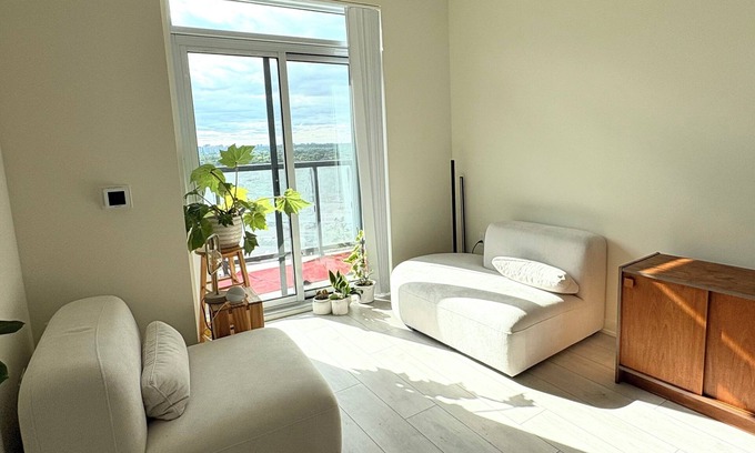 Humber Bay House | Stylish Minimalist Tiny Stay, 5 minutes walk to lakeshore