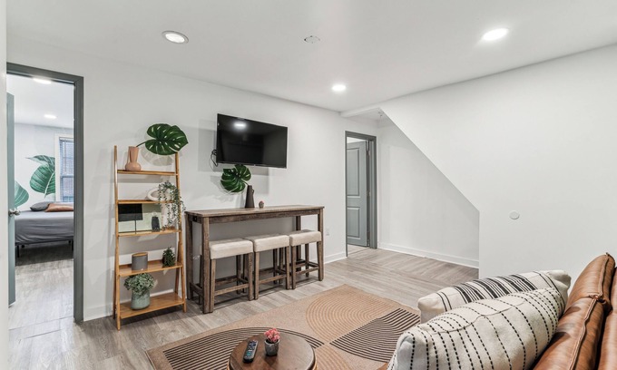 Kensington House | Stylish, Modern 2-Bedroom Retreat, Central with WiFi & AC