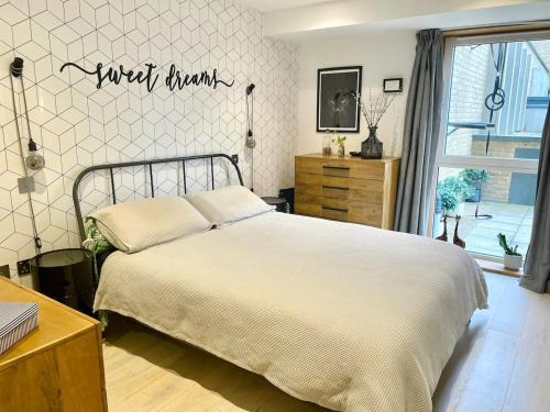 Upper Clapton Apartment | Stylish & Modern 2-Bed London Apartment with Private Terrace
