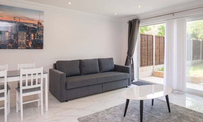 Langley Marish Apartment | Stylish Modern 4 SLR Flat Free Parking