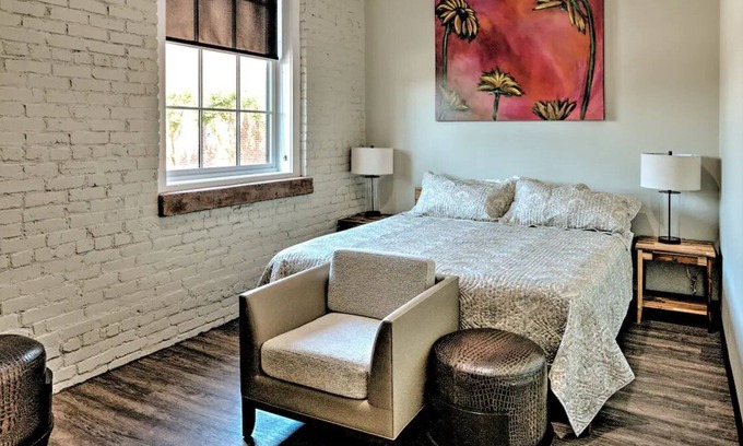 Hickory Apartment | Stylish & Modern Downtown Hickory Guest Retreat!