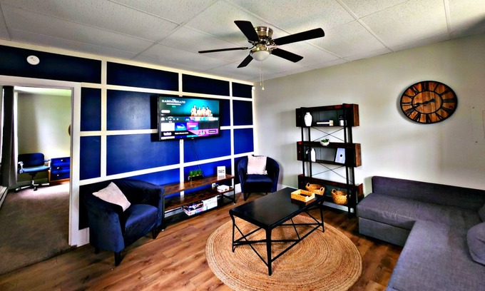 Latonia Apartment | Stylish modern-minimalist suite