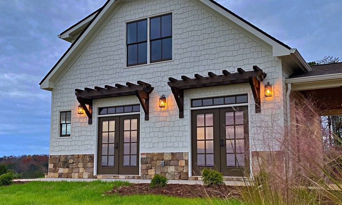 Dahlonega House | Stylish Mountain View Carriage House in the heart of Wine Country
