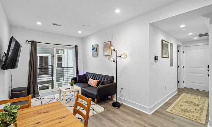 Petworth Bed & Breakfast | Stylish NW DC Unit with Balcony & In-House Services