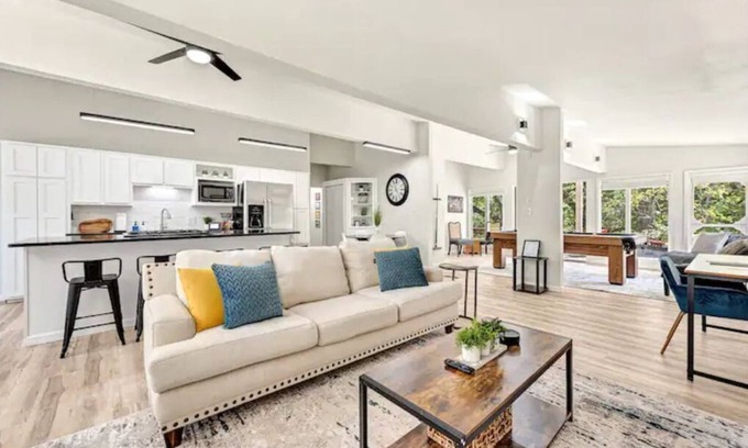 Bella Vista House | Stylish NWA pool table, family oasis!