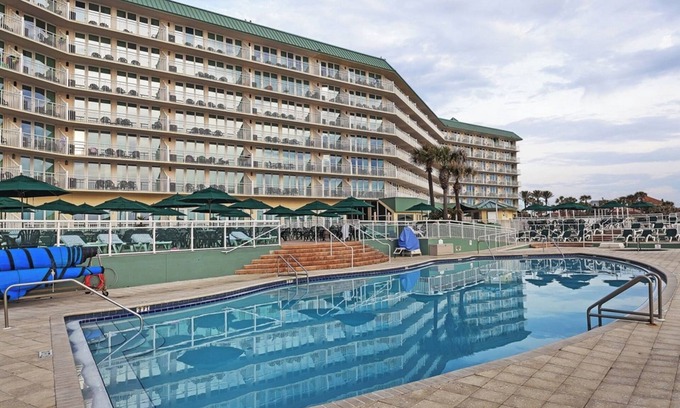 Ormond Beach Resort | Stylish Ocean View 1BR Condo w/Resort Pool, Kitchen, & Easy Beach Walk Access