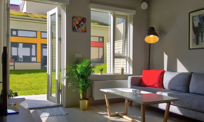 Downtown Apartment | Stylish One-Bedroom Apartment with Terrace: The Perfect Location!