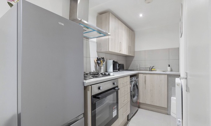 Portsoken Apartment | Stylish One-Bedroom Flat with Private Amenities – Your Home Away from Home!