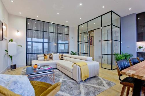Queen's Park Apartment | Stylish Penthouse with City Views/balcony AC