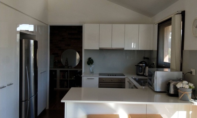 Glenfield House | Stylish Pet Friendly Master Suite + Renovated Ensuite + TV + Free Tea Coffee
