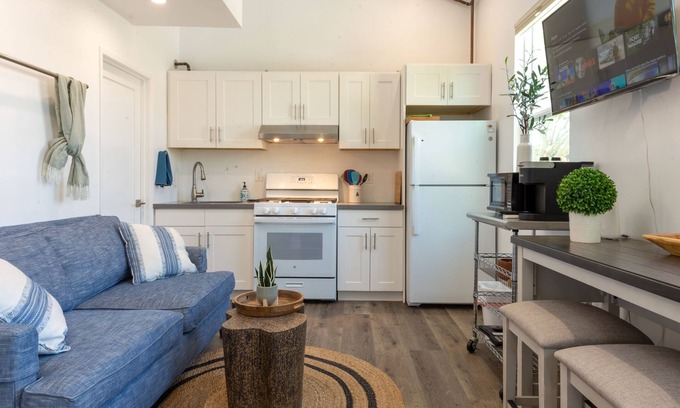Mar Vista Apartment | Stylish Private Gorgeous 2 Story Guesthouse + Parking