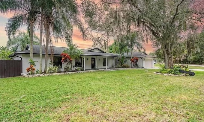 Bearss Plaza House | Stylish- Private Pool, Game Room & Prime Location.