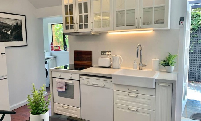 Brighton Apartment | Stylish Private Studio for 2★Close to Beach★Free WiFi★Netflix★Parking