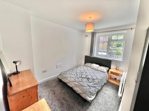Merton House | Stylish Refurbished London Home - Family, Friends & Business Travellers Retreat near Wimbledon, Sleeps 6, Free Street Parking