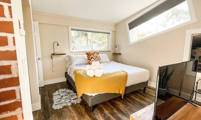 Colorado Springs Apartment | ★Stylish★ remodeled studio near IvyWild/Downtown