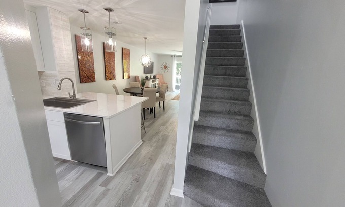 North Charleston House | Stylish Remodeled Townhouse