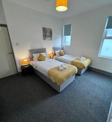 Wallasey House | Stylish Retreat near Birkenhead & Liverpool Your Cozy Home Away From Home