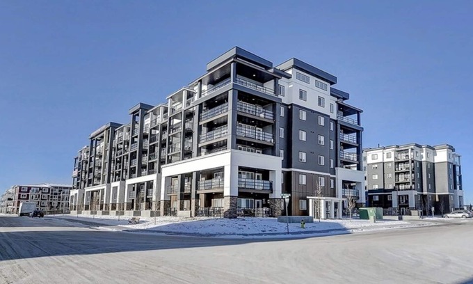 Calgary Apartment | Stylish Retreat: Self Check-in, Prime Location, & High-speed WiFi🌟