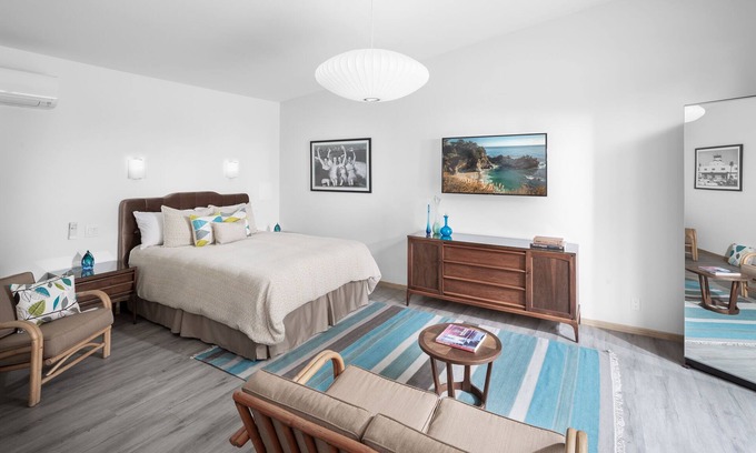 Bixby Knolls Apartment | Stylish Retro Private Studio & Pool Long Bch