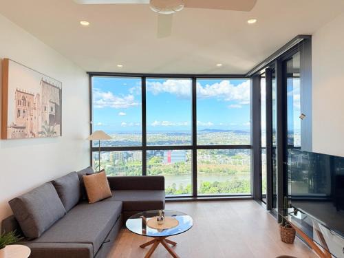 Brisbane Central Business District Apartment | Stylish Riverfront 2Bed Apt with Pool at QWR