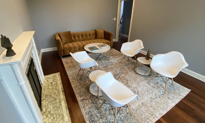 Sheffield and DePaul Apartment | Stylish Sanctuary in the Heart of Lincoln Park