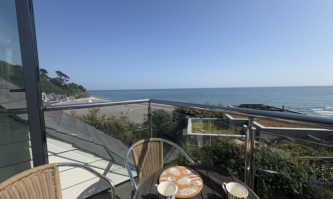 Seaton Apartment | Stylish Seaside Townhouse with 2 Bedrooms & Panoramic Sea Views