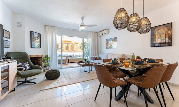 Torrequebrada Ski Chalet | Stylish Seaview Townhouse: 3BR, Pool, 4 Terraces,