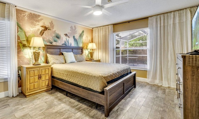 Indian Point House | Stylish South Facing Pool! Just 8 mi to Disney! Book 7+ Nights & Save!