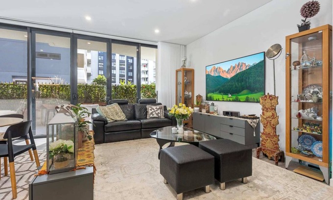 Lidcombe Apartment | Stylish & Spacious 3BR Apt