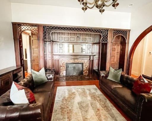 Lexington House | Stylish Spacious Apartment with King and Queen Beds