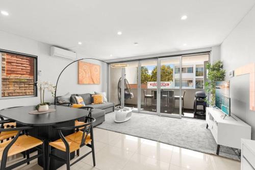Bondi Beach Apartment | Stylish Spacious Modern 1 BDR Balcony BBQ AirCon Lift