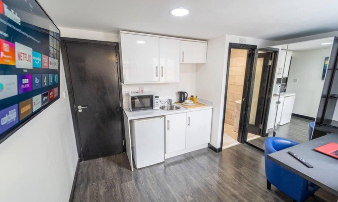 Selly Oak Apartment | Stylish Studio for Short Term Near the City!