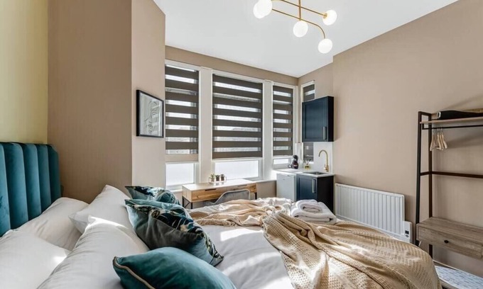 Seven Sisters Condo | Stylish Studio Retreat in Ideal Location