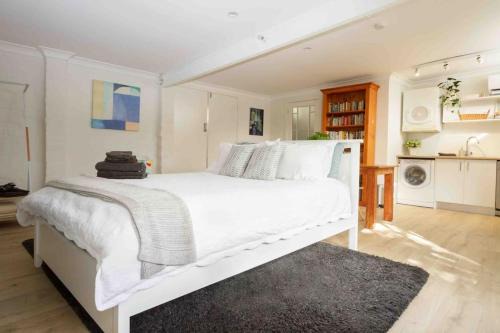 Annandale House | Stylish Studio in Heart of Annandale Village