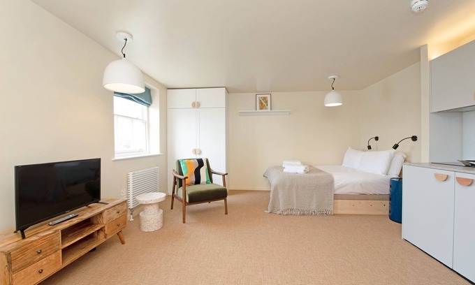 Camden Town with Primrose Hill Apartment | Stylish Studio in Popular Primrose Hill