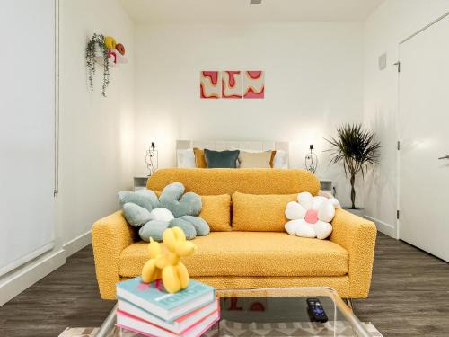 Pico Apartment | Stylish studio in SM w FREE parking and pool