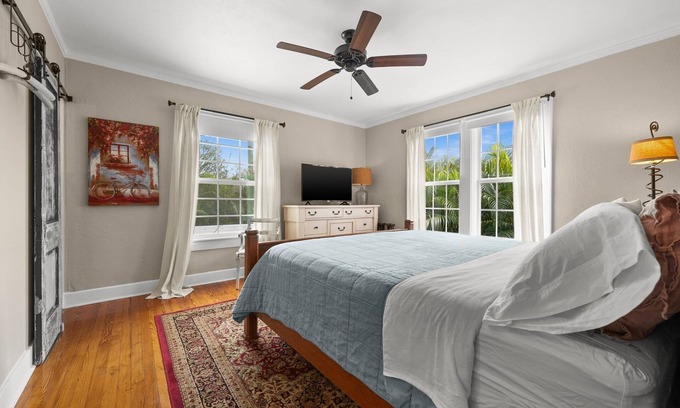 United Central Apartment | Stylish Studio "SUNRISE" Retreat with WiFi, AC.Prime St. Petersburg Location.