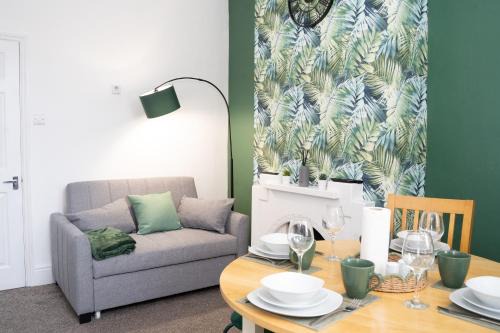 Swindon Apartment | Stylish Swindon Town Centre Apartment, FREE parking, sleeps up to 3
