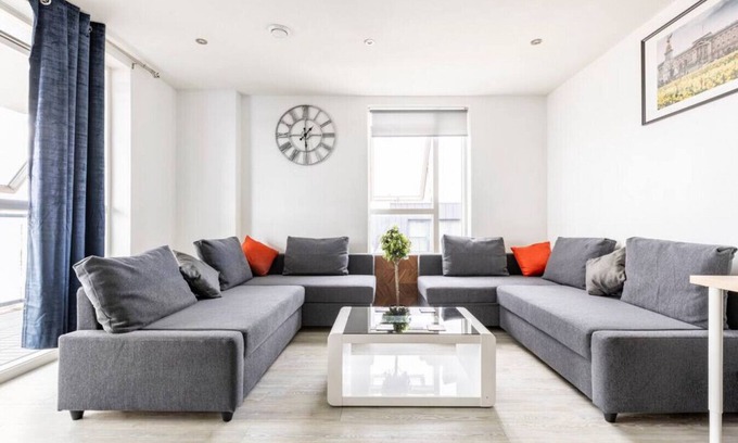 South Harrow Apartment | Stylish Top-Floor Flat