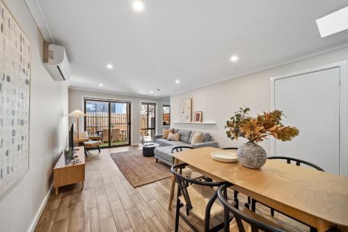 Coombs House | Stylish Townhouse with Private Courtyard
