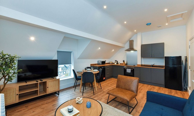 Beeston Apartment | Stylish Two-Bed Home Near Nature & Transport Links