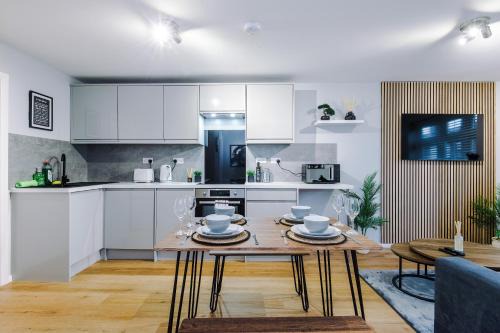 Offerton Apartment | Stylish Two Bedroom Apartment in Stockport by Eason Stays, Ideal For Business Stays and Getaways, with Free Parking