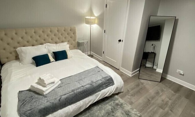 Bronzeville Apartment | Stylish Urban Retreat 3 Bedroom Newly Remodeled