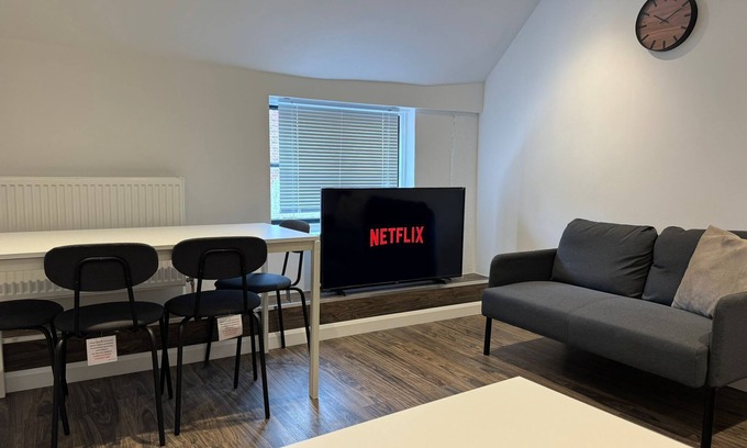 Uxbridge South Apartment | Stylish uxbridge 3 bed flat