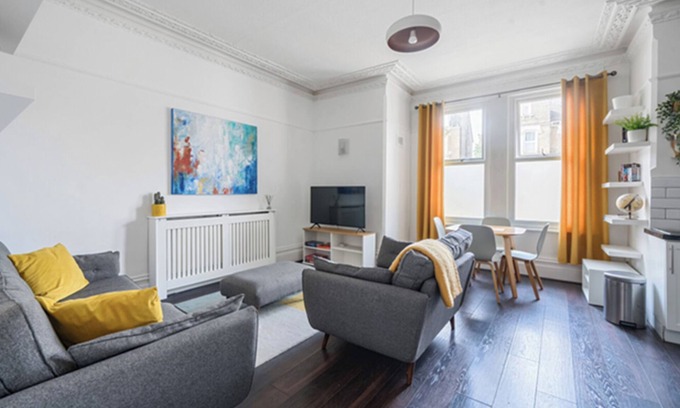 Croham House | Stylish Victorian Flat | 3 Min Walk to Station