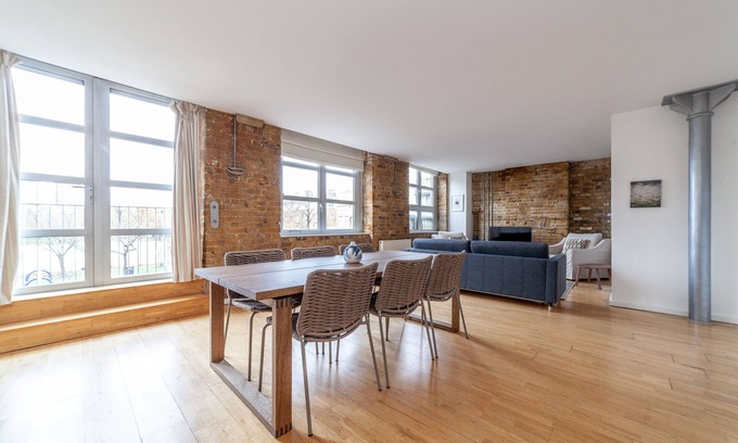 Bermondsey Apartment | Stylish with beautiful brick walls