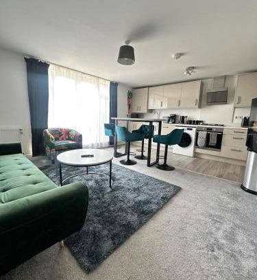 Woking Apartment | Stylish Woking Stay & Parking