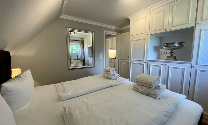 Kleinmorsum Apartment | Stylishly furnished 60 sqm apartment on the first floor with sofa bed - Uasterhörn Morsum