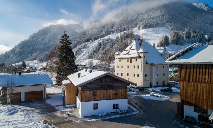 Maishofen Ski Chalet | Stylishly renovated Moarhaus Chalet with private sauna